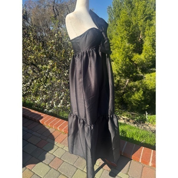 Petal and Pup Bettina Black One Shoulder Bow Maxi Dress Ruffle Hem Formal Size M - Picture 5 of 8